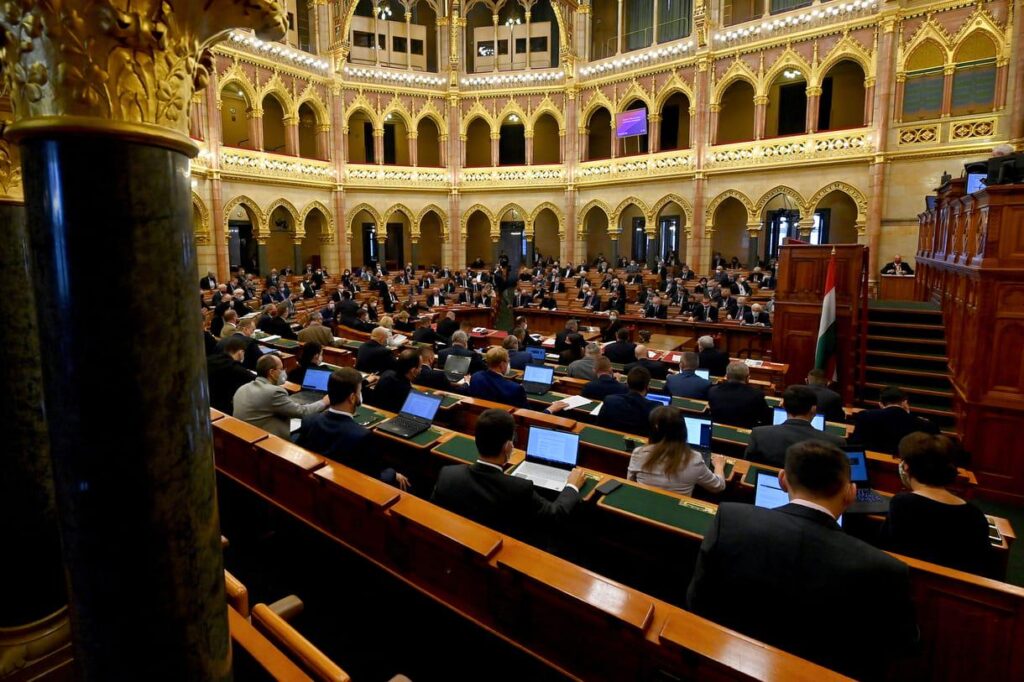 Mandatschätzung: Fidesz würde nach dem wahrscheinlichsten Szenario in nur 21 Einzelbezirken gewinnen