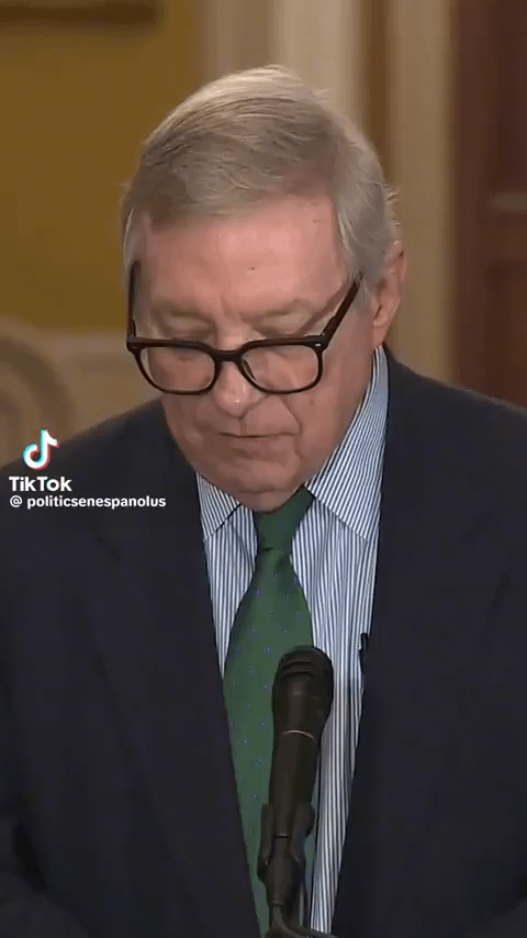 Ich meine, das erscheint mir sicher wie eine Verschwörung… Warum sollten FBI -Agenten Epstein -Dateien durchlaufen, die seinen Namen entfernen, wenn es sich nur um ein demokratischer Scherz handelte?