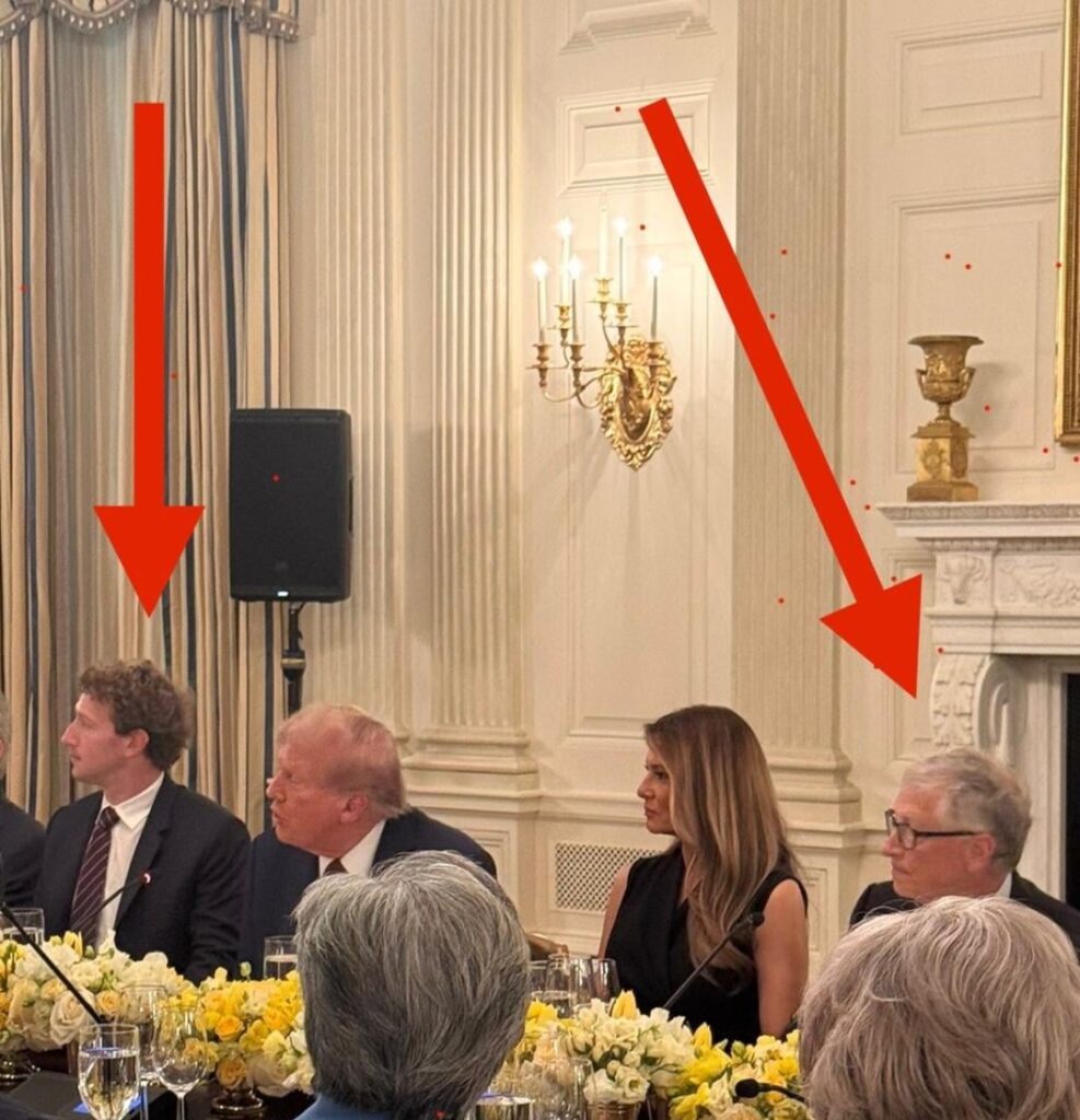 Präsident Trump veranstaltet gerade ein Abendessen im Weißen Haus, wobei Mark Zuckerberg und Bill Gates direkt neben ihm sitzen Präsident Trump veranstaltet gerade ein Abendessen im Weißen Haus, wobei Mark Zuckerberg und Bill Gates direkt neben ihm sitzen