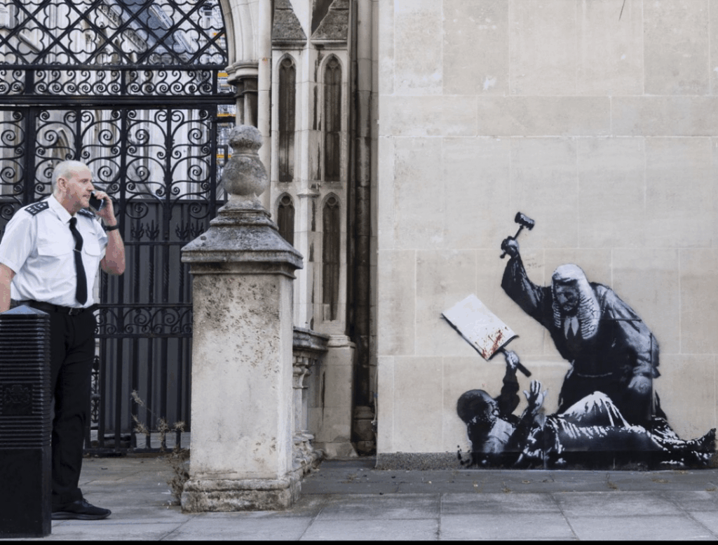 Großbritannien vertuschte sofort neue Banksy Art und kommentierte die Verhaftung friedlicher Proteste. Wäre eine Schande, wenn es überall gezeigt würde