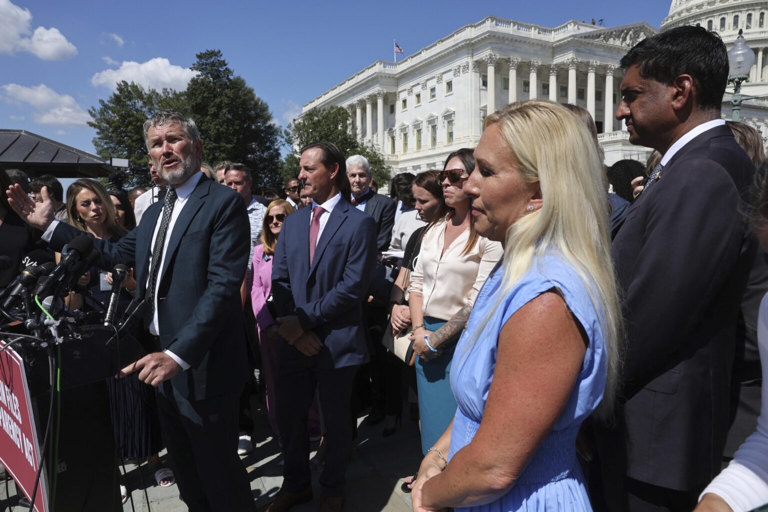 Die Überlebende von Jeffrey Epstein, Lisa Phillips, sagte, dass sie und andere Opfer planten, ihre eigene Liste von Missbrauchern aus den Freunden und Mitarbeitern des beschämten Finanziers zusammenzustellen, nachdem die Trump -Regierung die Existenz einer „Kundenliste“ von Epstein „bestritt. Die Überlebende von Jeffrey Epstein, Lisa Phillips, sagte, dass sie und andere Opfer planten, ihre eigene Liste von Missbrauchern aus den Freunden und Mitarbeitern des beschämten Finanziers zusammenzustellen, nachdem die Trump -Regierung die Existenz einer "Kundenliste" von Epstein "bestritt.
