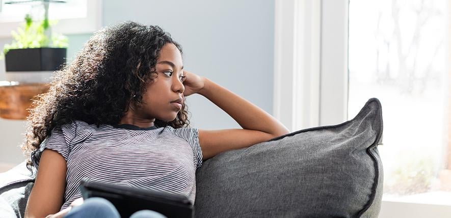 Eine Studie hat ergeben, dass Jugendliche hoch motiviert sind, nach wenigen Stunden sozialer Isolation Belohnungen zu suchen, und einige Menschen anfälliger für Belohnungen wie Alkohol oder Freizeitdrogen sind