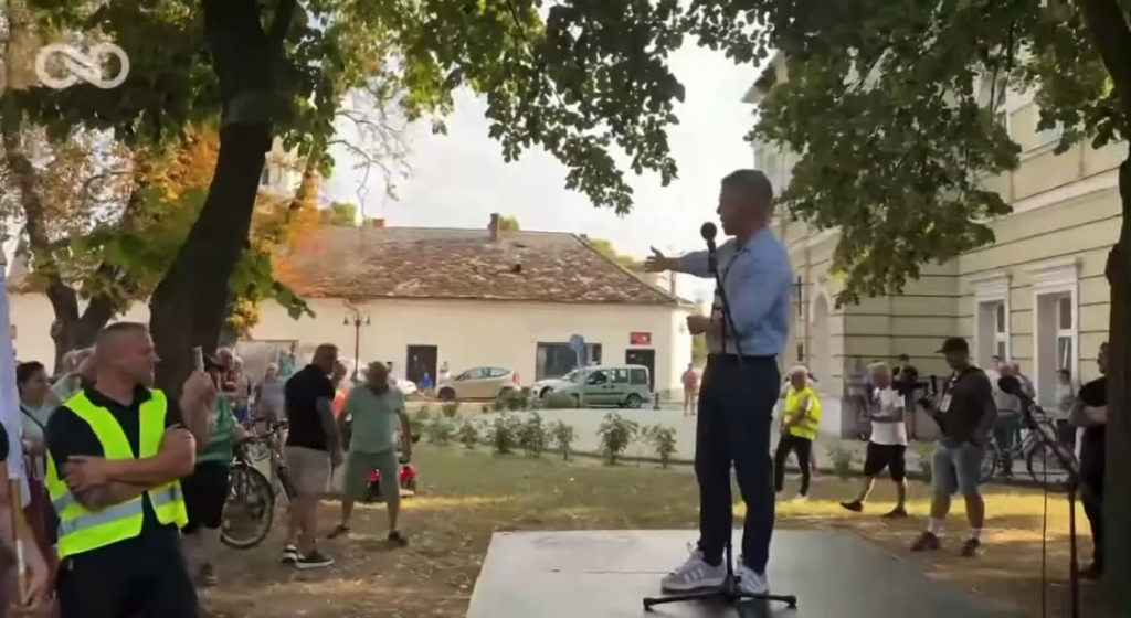 Ein Krieger wollte die Bühne nach Peter Magyar besteigen