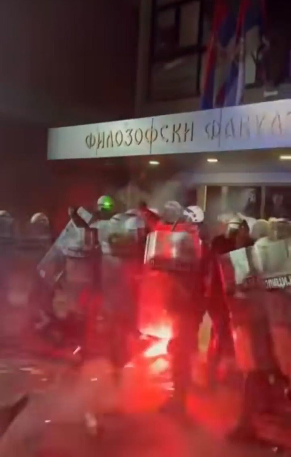 Die Polizei übernahm die Fakultät für Philosophie in Novi Sad, Serbien, in einem gewaltsamen Zusammenstoß, um die Studentenproteste zu löschen. Viele Menschen sind verletzt.