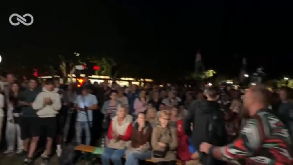 Ein Fragesteller in Szekszárd: ... die meisten Menschen waren nicht da, weil sie wollten, sondern weil sie am nächsten Tag vielleicht nicht zur Arbeit gehen mussten ...