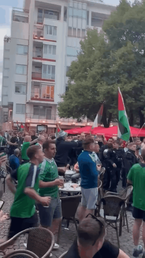 Nordirland-Fans in Köln, die zu einem Pali-Prostest singen: "Sie können Ihr Palästina in Ihr Loch stecken"