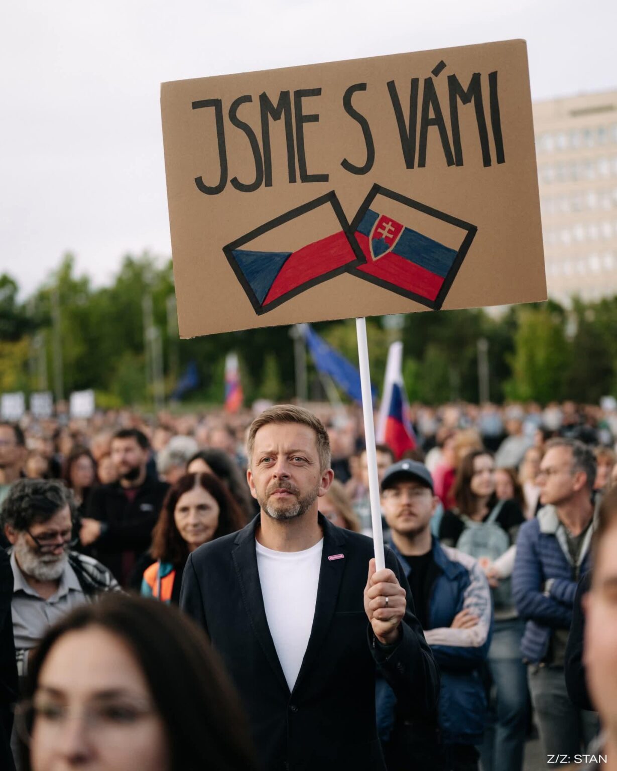 Der tschechische Innenminister beim gestrigen slowakischen Protest mit einem Banner, in dem "Wir sind mit Ihnen" und mit Ihnen ".