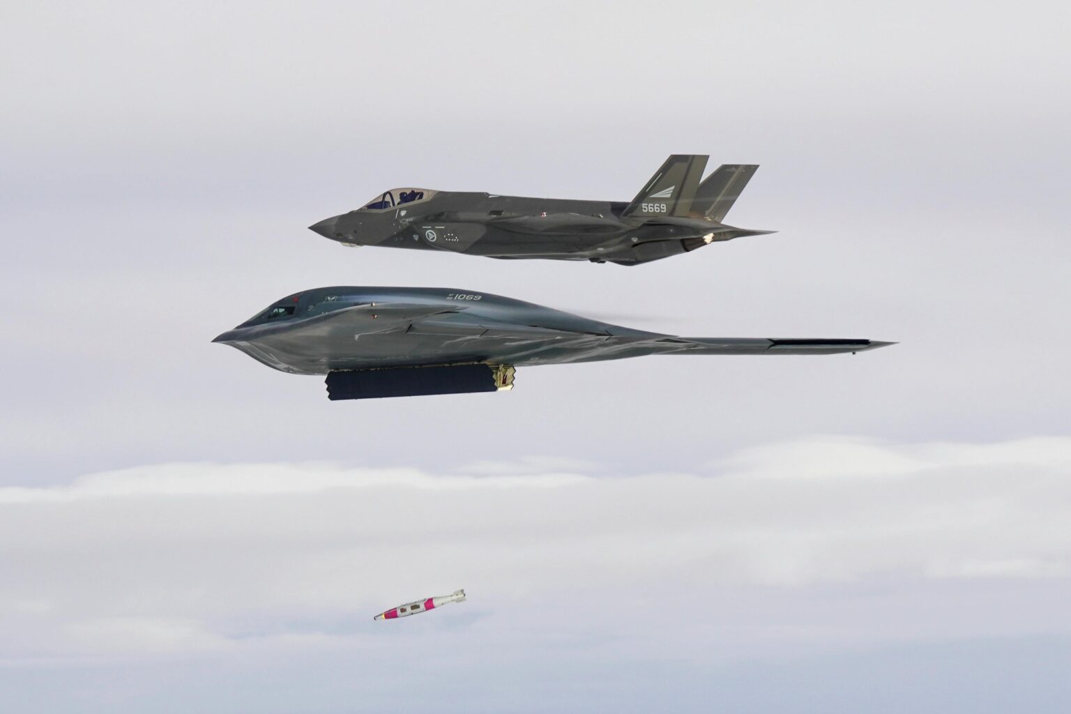 Ein B-2-Stealth-Bomber versenkt ein Martime-Ziel mit einem Schnellkabinensystem, während er mit einem norwegischen F-35A, Norwegian Sea, 3. September 2025, in Formation fliegt.