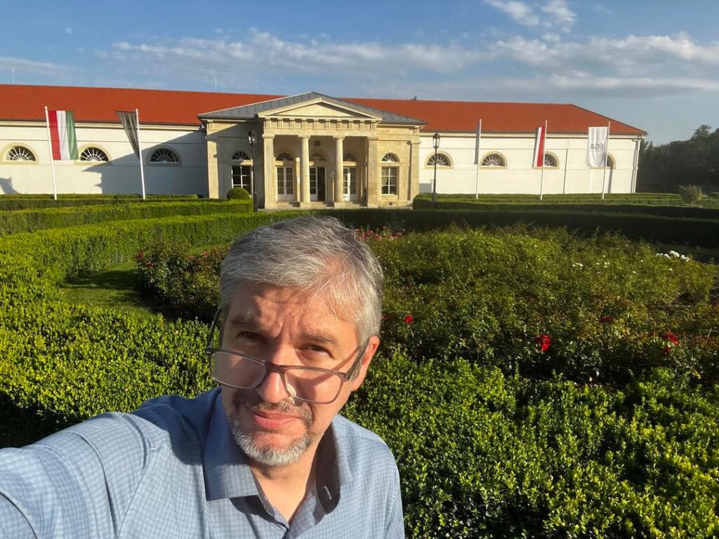 Gute Nachrichten! Neben Hatvanpusztta wurde die Renovierung des Orbán-Klan-Golfclubs (Hadházy’s Post) abgeschlossen Gute Nachrichten! Neben Hatvanpusztta wurde die Renovierung des Orbán-Klan-Golfclubs (Hadházy's Post) abgeschlossen