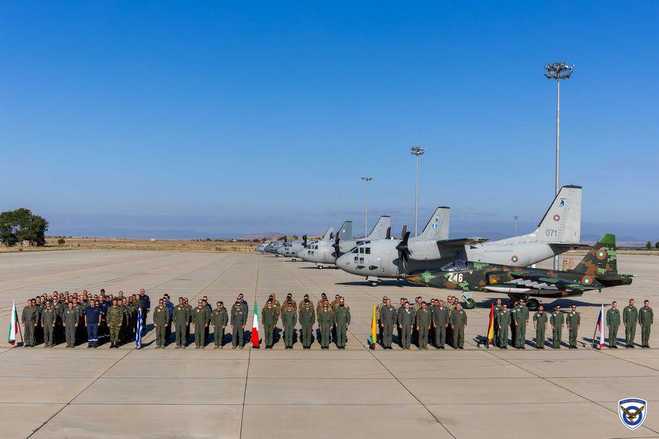 Hellenic, Bulgarisch, Italienisch, Litauische, spanisches und slowenisches Airforce -Mitarbeiter bei Bezmer AFB, stationiert für die europäische Spartaner 2025 -Übung.