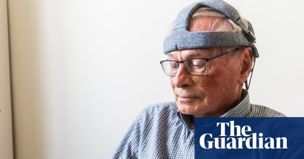 Ein dreiminütiger Gehirnwellentest kann Gedächtnisprobleme erkennen, die mit der Alzheimer-Krankheit verbunden sind, lange bevor Menschen normalerweise diagnostiziert werden, und die Hoffnung, dass der Ansatz dazu beitragen könnte, diejenigen zu identifizieren, die am wahrscheinlichsten von neuen Medikamenten für die Erkrankung profitieren. Ein dreiminütiger Gehirnwellentest kann Gedächtnisprobleme erkennen, die mit der Alzheimer-Krankheit verbunden sind, lange bevor Menschen normalerweise diagnostiziert werden, und die Hoffnung, dass der Ansatz dazu beitragen könnte, diejenigen zu identifizieren, die am wahrscheinlichsten von neuen Medikamenten für die Erkrankung profitieren.