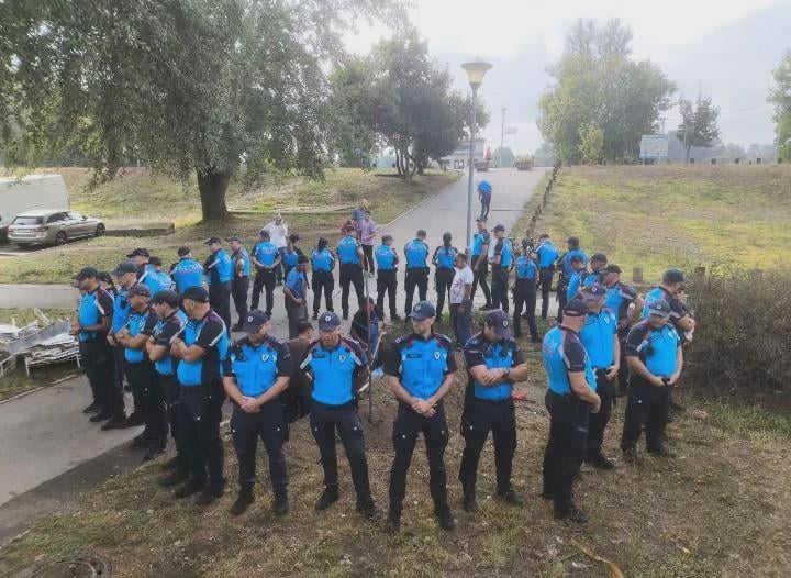 Nein, dies ist keine KI: Belgrad Communal Police (hauptsächlich von Vucics Regierungspartei, SNS), schützen unbefugte Werke in Belgrads Blok 45 -Gebiet gegen die Anwohner.