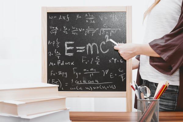 OECD -Bericht. Turnerin in Rumänien verdienen durchschnittlich 14% mehr als andere Hochschulabsolventen, während in den anderen OECD -Ländern die Lehrer normalerweise mit 19% weniger gewinnen. - Biziday