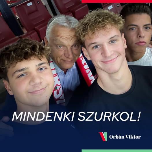 Jemand, der ein sachkundiges Fotoshoppy für Viktor hat, um ein lockiges Brokkoli -Haar zu haben.