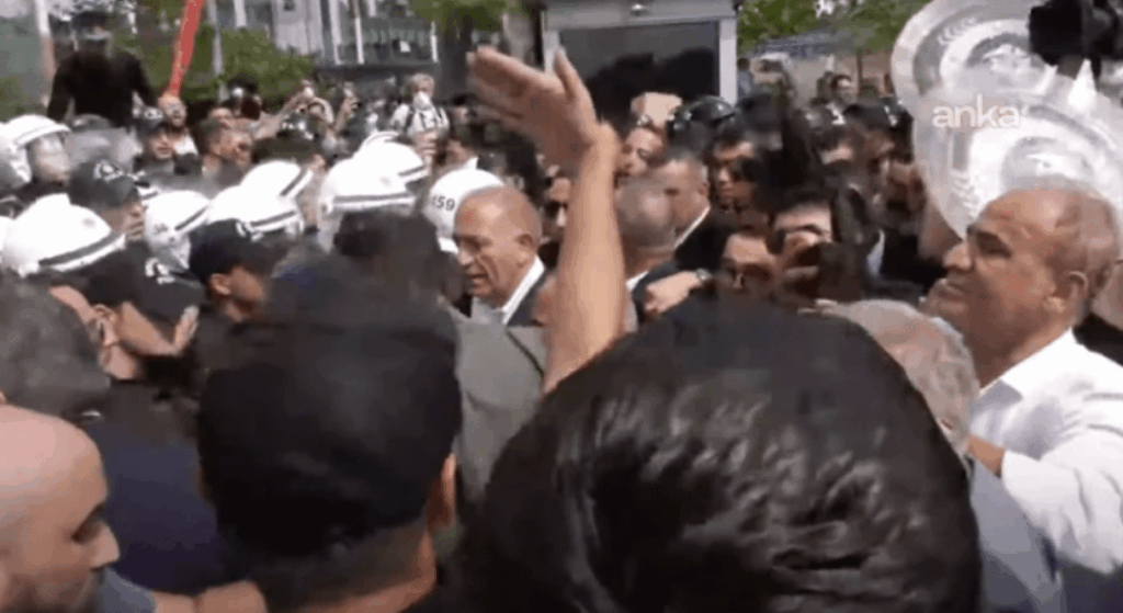 Gürsel Tekin, ein von der Regierung ernannter Treuhänder, trat mit Tausenden von Polizisten in das Hauptquartier von Türkiye in Istanbul ein. Die Parlamentarier der Partei und Hunderte von Parteimitgliedern, die sich im Inneren widersetzten, waren Polizeigewalt und intensivem Tränengas ausgesetzt. Gürsel Tekin, ein von der Regierung ernannter Treuhänder, trat mit Tausenden von Polizisten in das Hauptquartier von Türkiye in Istanbul ein. Die Parlamentarier der Partei und Hunderte von Parteimitgliedern, die sich im Inneren widersetzten, waren Polizeigewalt und intensivem Tränengas ausgesetzt.