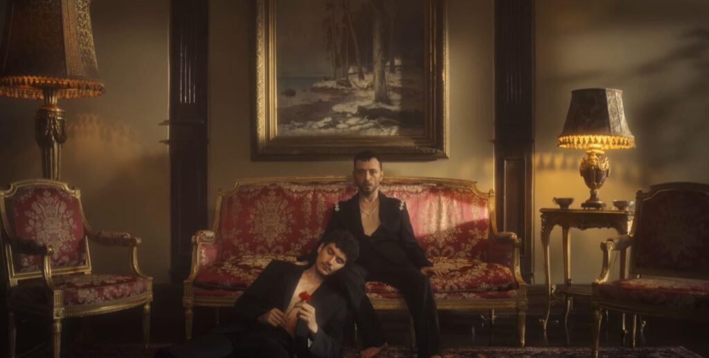 Die Türkei zieht sich, um den offen schwulen Sänger Mabel Matiz's Song Perperişan für homosexuelle Unterstellungen zu verbieten