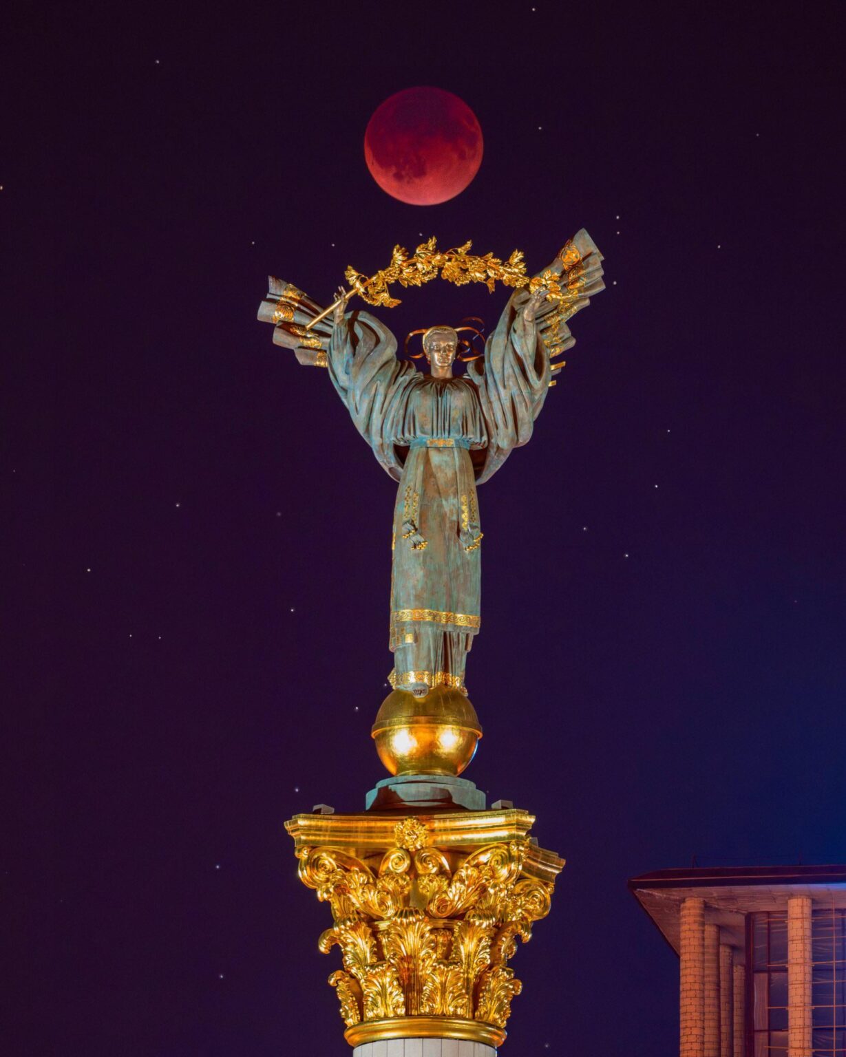 Heute Abend Blood Moon Over Maidan - Independence Square in Kyiv.