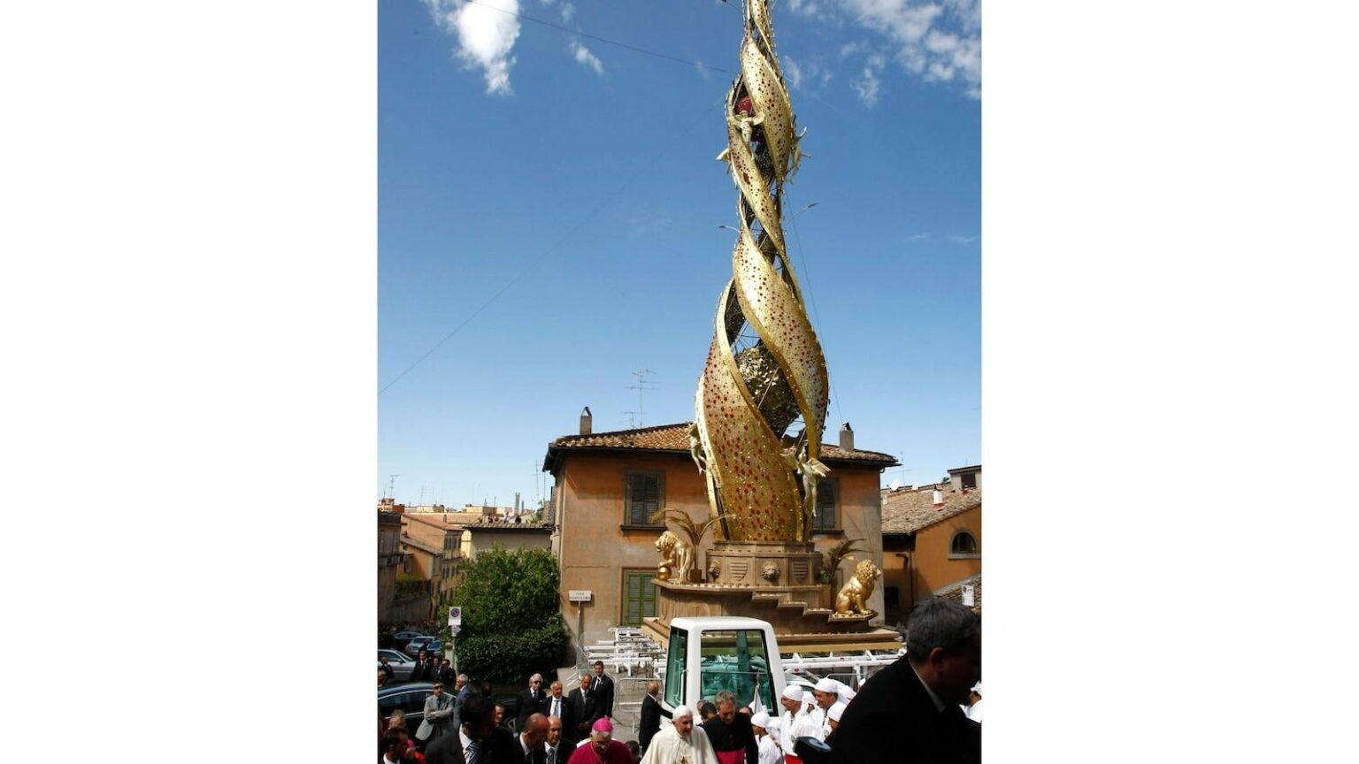 2 bewaffnete türkische Männer, die in der italienischen Stadt Viterbo vor dem beliebten lokalen Festival von Santa Rosa festgenommen wurden 2 bewaffnete türkische Männer, die in der italienischen Stadt Viterbo vor dem beliebten lokalen Festival von Santa Rosa festgenommen wurden