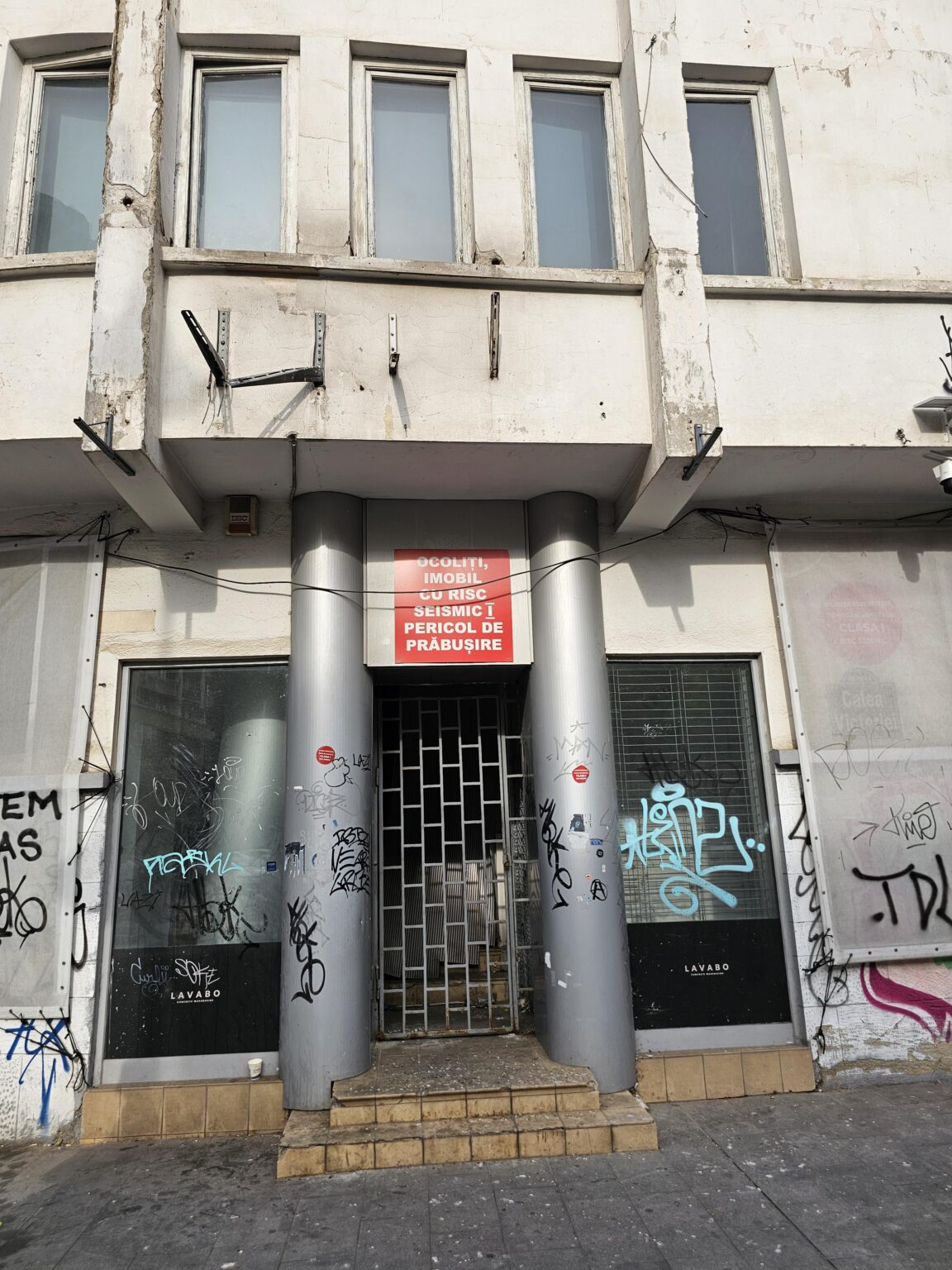 Achtung, das Gebäude fällt.