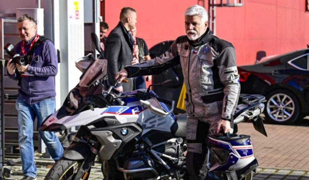 Der Präsident der Tschechischen Republik, mit Erstaunen auf den Straßen von Caiva zu sehen. Petr Paul besucht Rumänien mit einem Motorrad