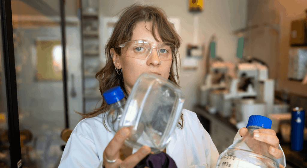 Wissenschaftler haben eine Methode entwickelt, um Plastikmüll in eine Klimaschutzlösung für eine effiziente und nachhaltige CO2 -Erfassung umzuwandeln Wissenschaftler haben eine Methode entwickelt, um Plastikmüll in eine Klimaschutzlösung für eine effiziente und nachhaltige CO2 -Erfassung umzuwandeln