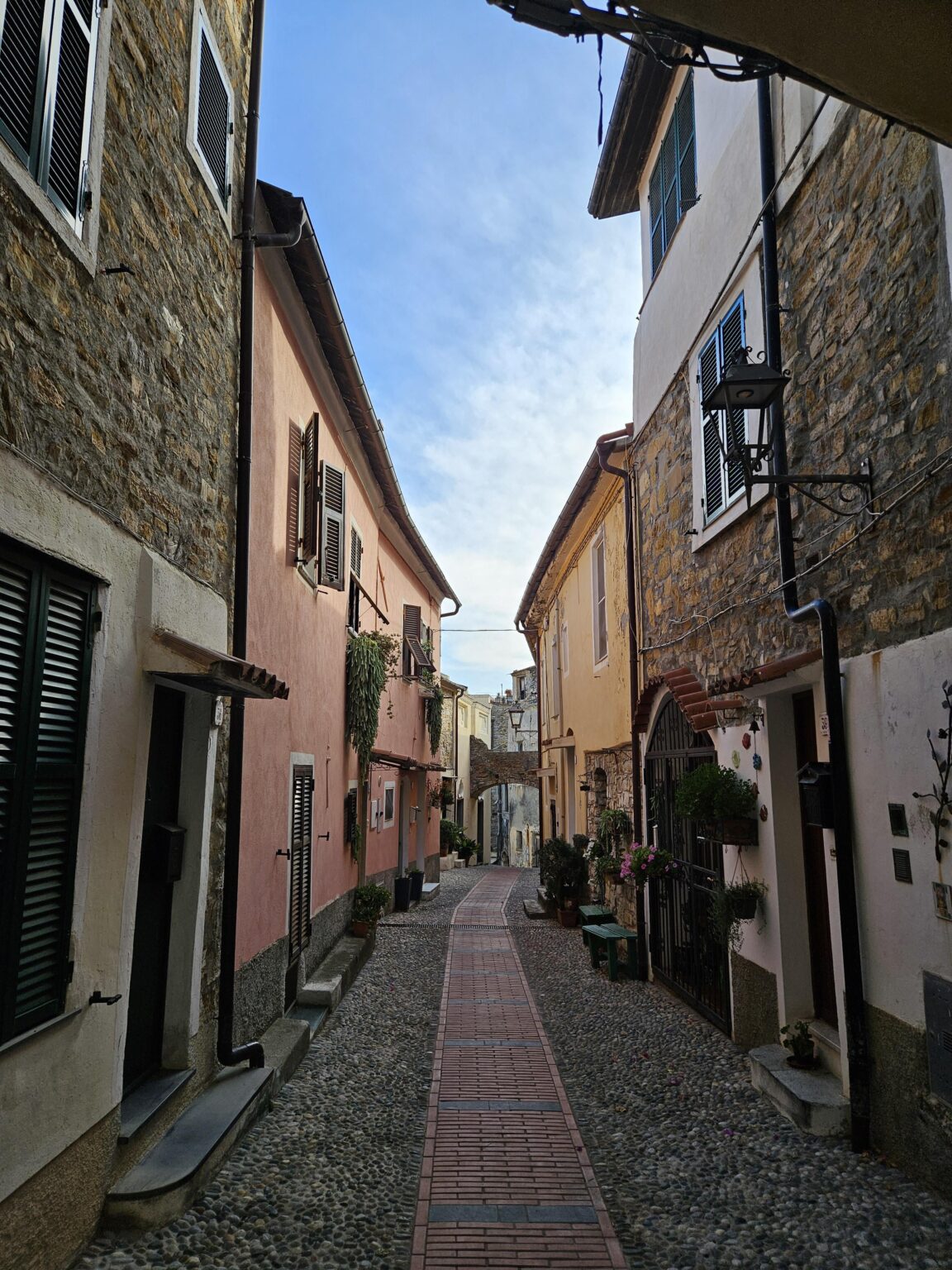 Eine Dorfstraße in Cipressa, Italien