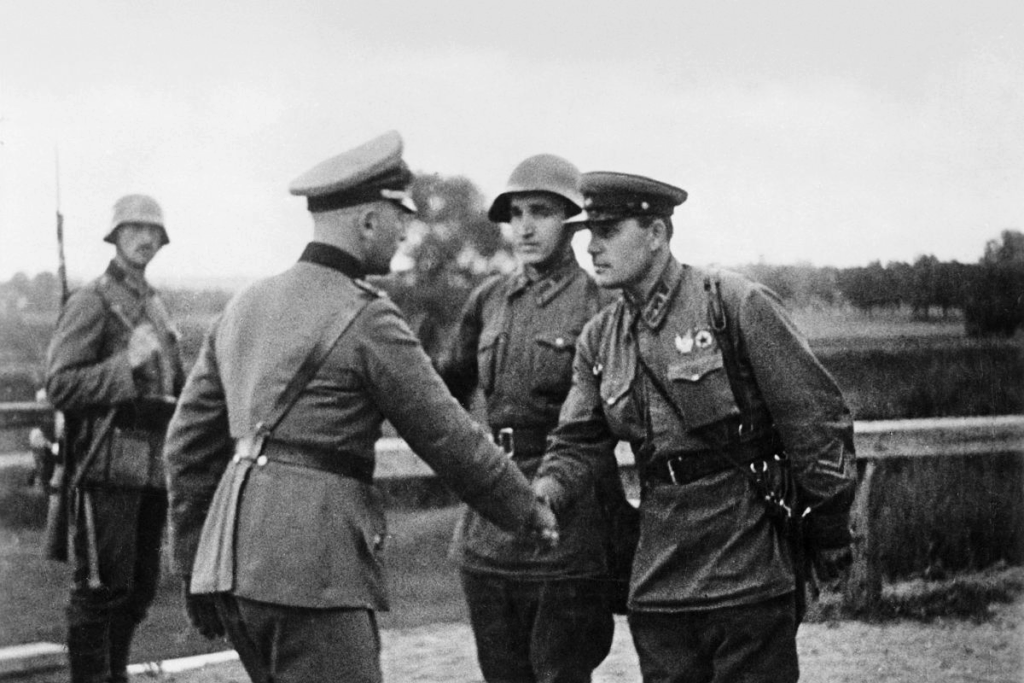 An diesem Tag, vor 86 Jahren am 17. September 1939. Sie stellten den Pakt von Ribbentrop-Molotov in Bewegung und begannen die Aufteilung Polens und die anschließende Besetzung Polens, die 1989 endete.