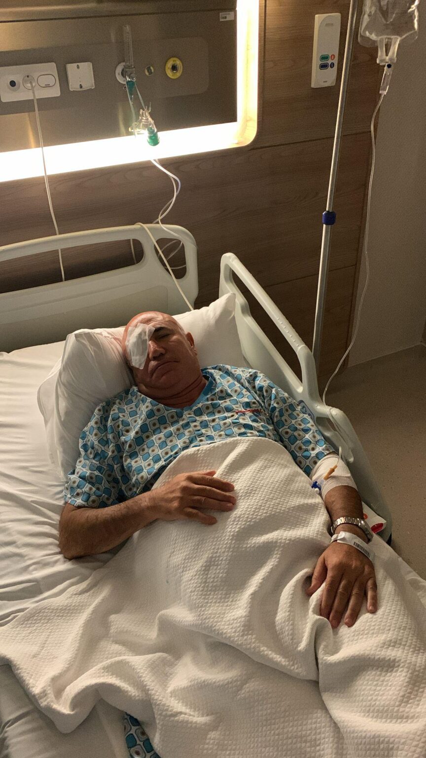 Der türkische Abgeordnete (aus CHP) Mahmut Tanal im Krankenhaus nach dem Polizeiansatz in CHPs Istanbul -Hauptquartier aus seinem X -Konto. (@Mtanal)