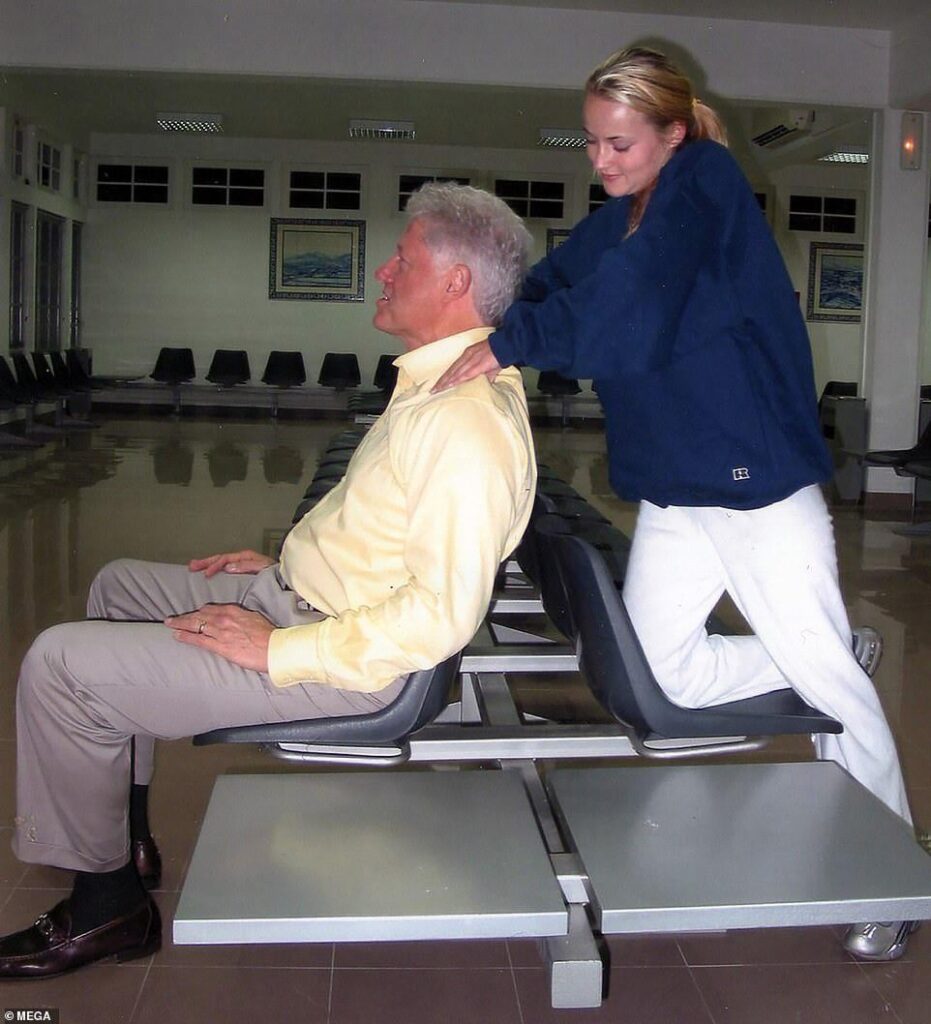 Der frühere Präsident Bill Clinton erhält eine Massage von Epstein Opfer Choruntae Davies (2002)