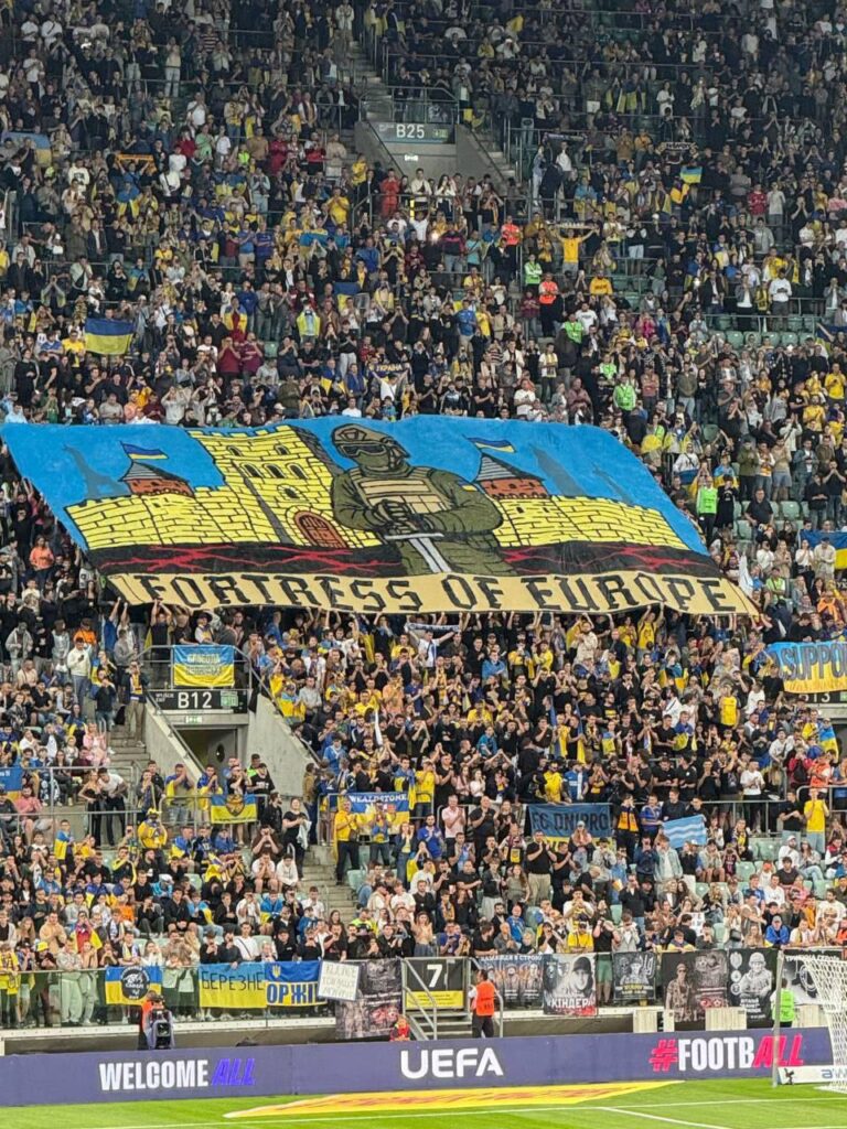 Ukrainische Fans zeigen das „Festtress Europe“ Banner während der WM -Qualifikation gegen Frankreich