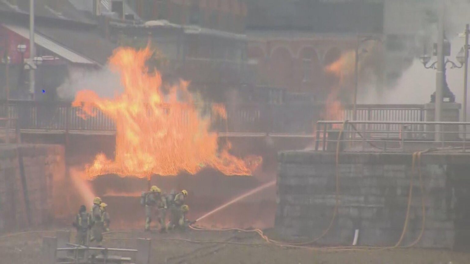 Teil der luas roten Linie wurde bis November nach dem Feuer geschlossen
