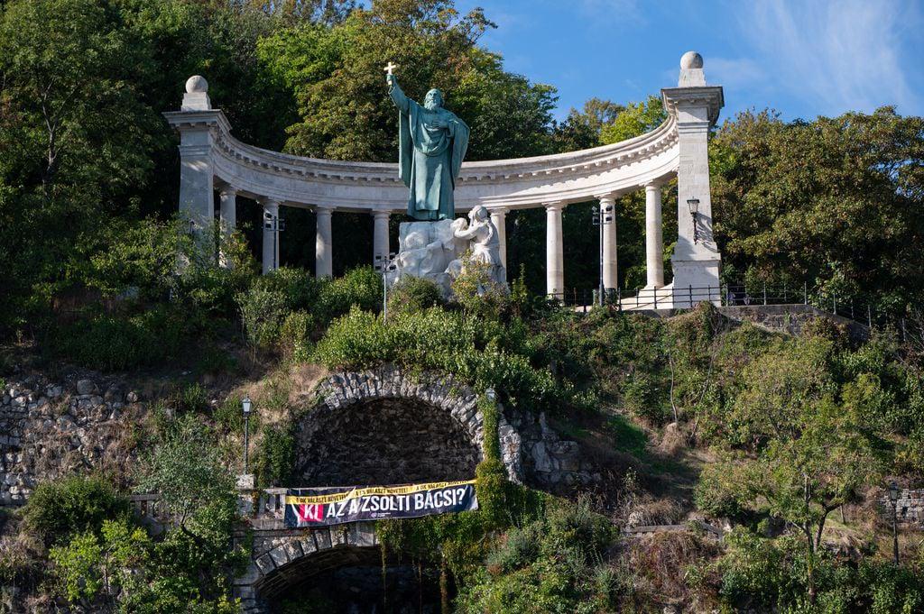 RIESIGER "Wer ist Onkel Zsloli?" Inschrift erschien auf Gellert Hill