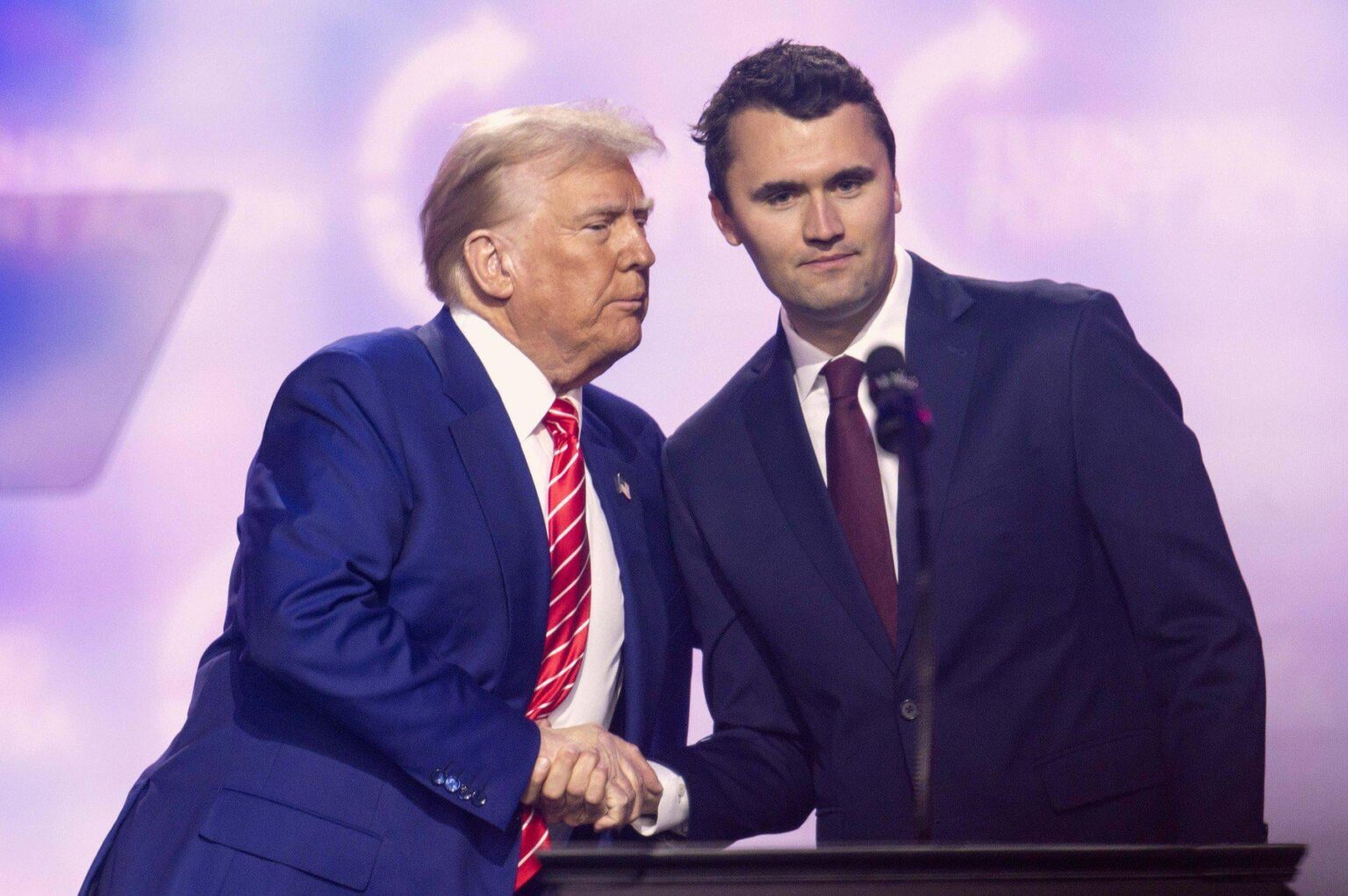 Die Parlamentarier der extremistischen Goldenen Partei baten den konservativen Aktivisten Charlie Kirk / Cristian Ghinea (USR) und Victoria Stoiciu (PSD) ab