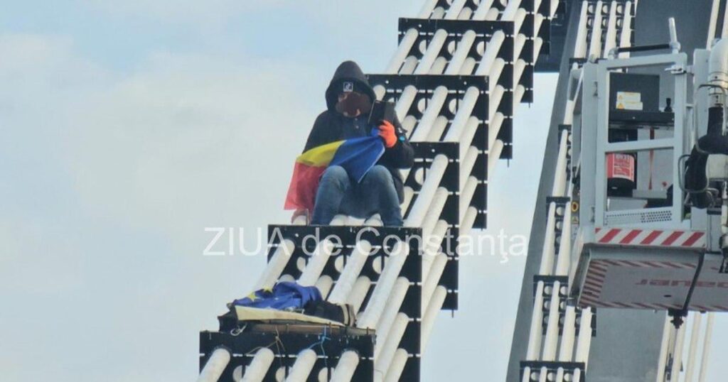 Ein Mann kletterte die Brücke von AGIEGEA und bat um Tour 2 Back und Călin Georgescu Präsident! Der Verkehr wurde blockiert