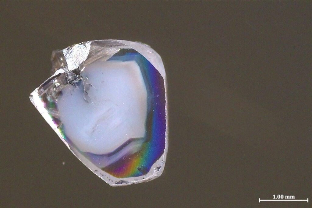 Ein Paar von Diamanten, die sich tief im formbaren Mantel der Erde bildeten, enthalten beide Materialflecken, die sich in völlig entgegengesetzten chemischen Umgebungen bilden – eine Kombination, die so ungewöhnlich ist, dass die Forscher für ihre Koexistenz „fast unmöglich“ hielten. Die Studie wurde in Nature Geowissenschaft veröffentlicht. Ein Paar von Diamanten, die sich tief im formbaren Mantel der Erde bildeten, enthalten beide Materialflecken, die sich in völlig entgegengesetzten chemischen Umgebungen bilden - eine Kombination, die so ungewöhnlich ist, dass die Forscher für ihre Koexistenz „fast unmöglich“ hielten. Die Studie wurde in Nature Geowissenschaft veröffentlicht.