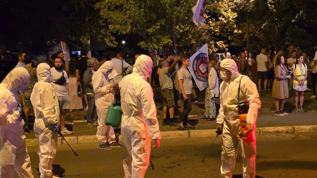 Jedes Mal, wenn der Präsident von Serbien einige Städte besucht, versammeln sich am nächsten Tag die Menschen, um die Straßen zu haben, in denen er verderbt wurde. Gestern besuchte er den Belgrad -Vorort von Borča und heute Abend setzten die Menschen die Tradition fort.