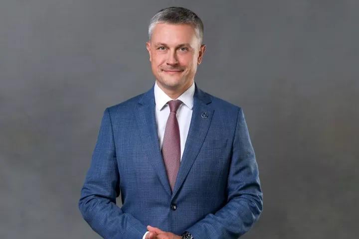 In Moskau's Outskirts wurde die Leiche von Alexander Tyunin, 50, Generaldirektor von NPK Khimprominzhinging, einer Tochtergesellschaft des staatlichen Kernriesen Rosengiganten, in der Nähe seines Autos an einem Straßenrand in der Nähe eines Waldes entdeckt. Ein Jagdgewehr und eine handgeschriebene Note wurden in der Nähe gefunden.