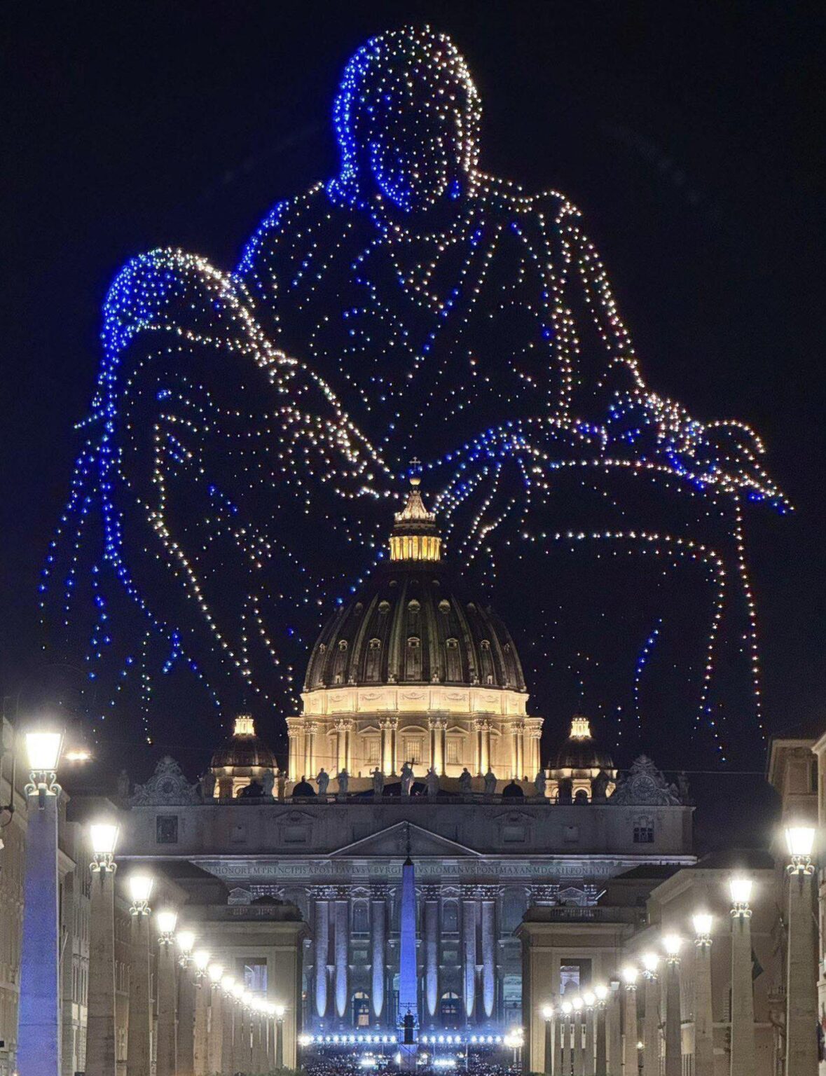 Michelangelos Pietà hat letzte Nacht mit Drohnen über St. Peter im Vatikan nachgebildet