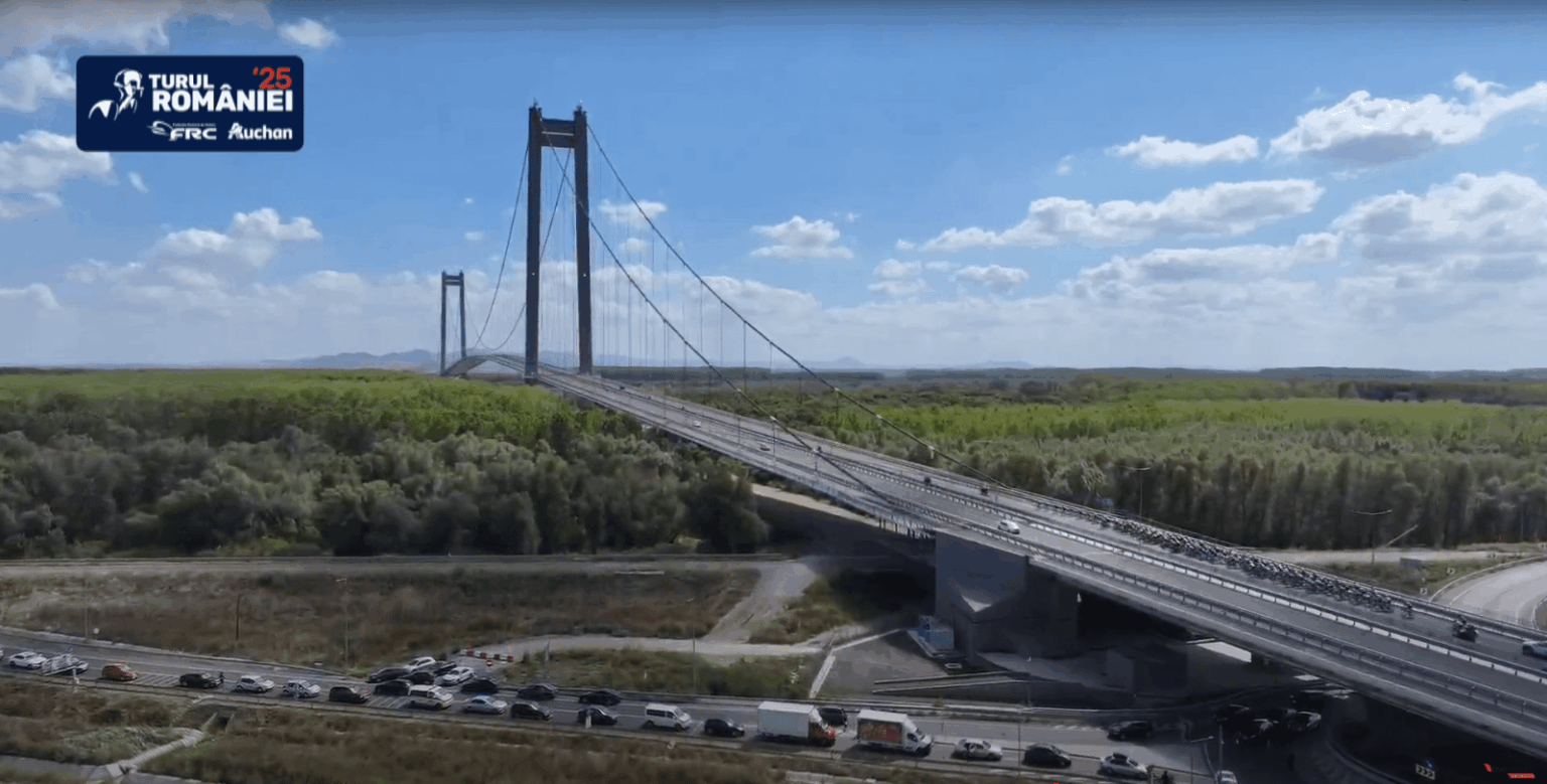 Tour durch Rumänien 2025, wo Radfahrer (unten rechts) eine der am längsten suspendierten Brücken in Kontinentaleuropa, der Braila Bridge, überqueren. Der Live -Stream geht noch.