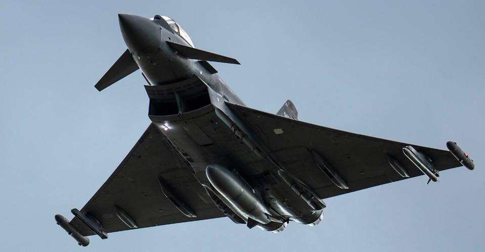 Die NATO krampft deutsche Jets über russischem Flugzeug in der Ostsee