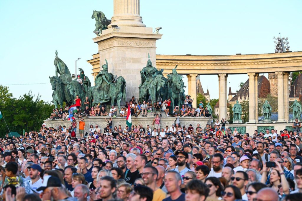 Derzeit passiert: Demonstration für sauberen öffentlichen Diskurs und freie öffentliche Räume Ungarn, Budapest