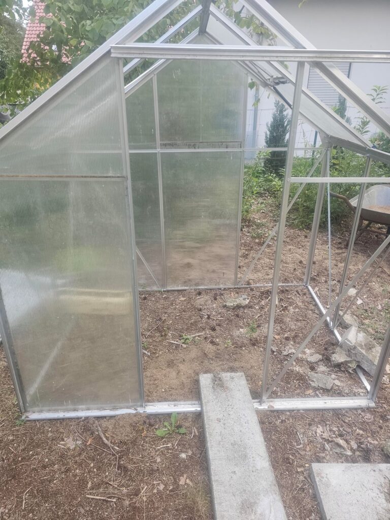 Gebrauchtes Gewächshaus befestigen Gebrauchtes Gewächshaus befestigen
