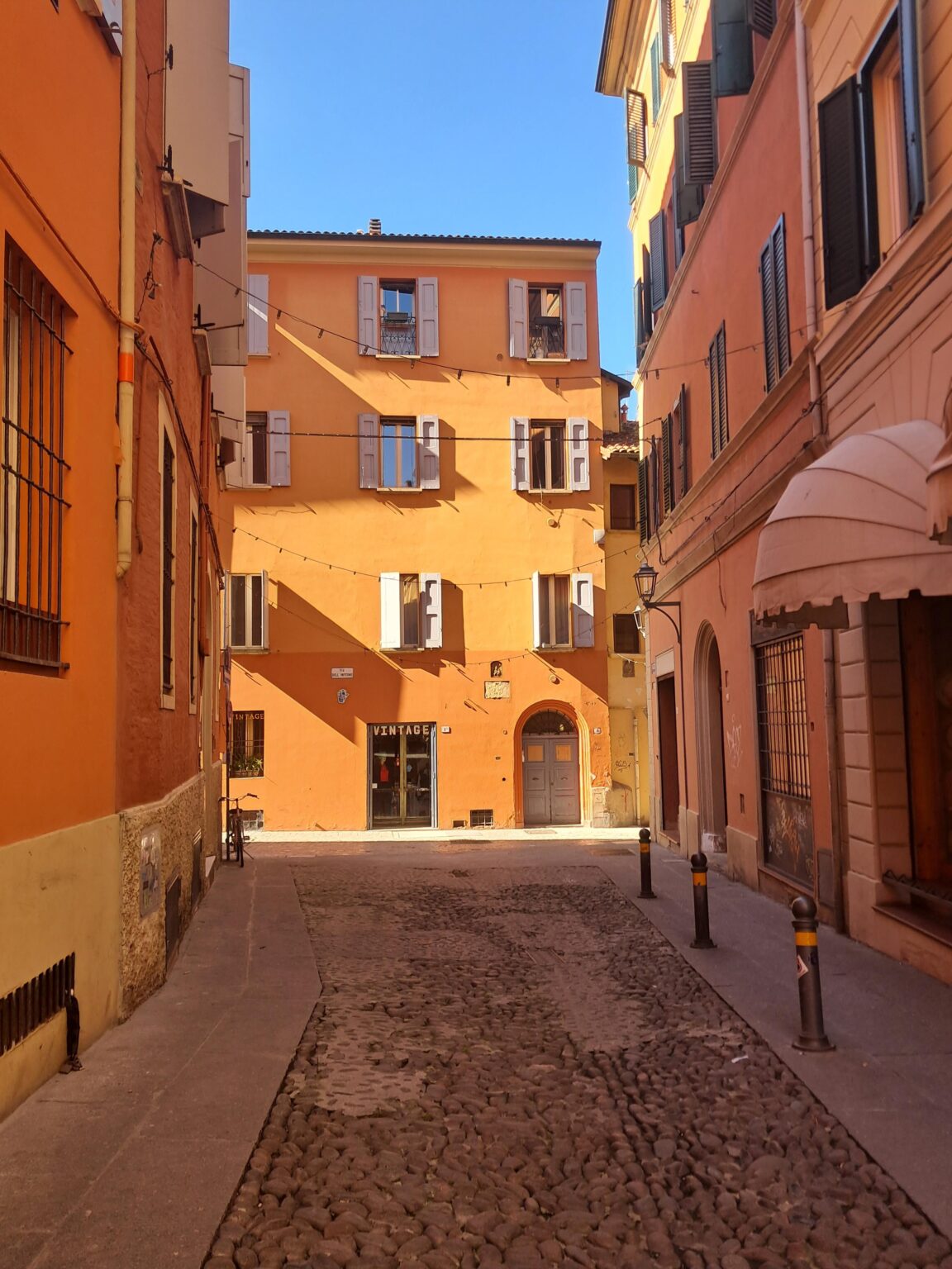 Eine Straße in Bologna