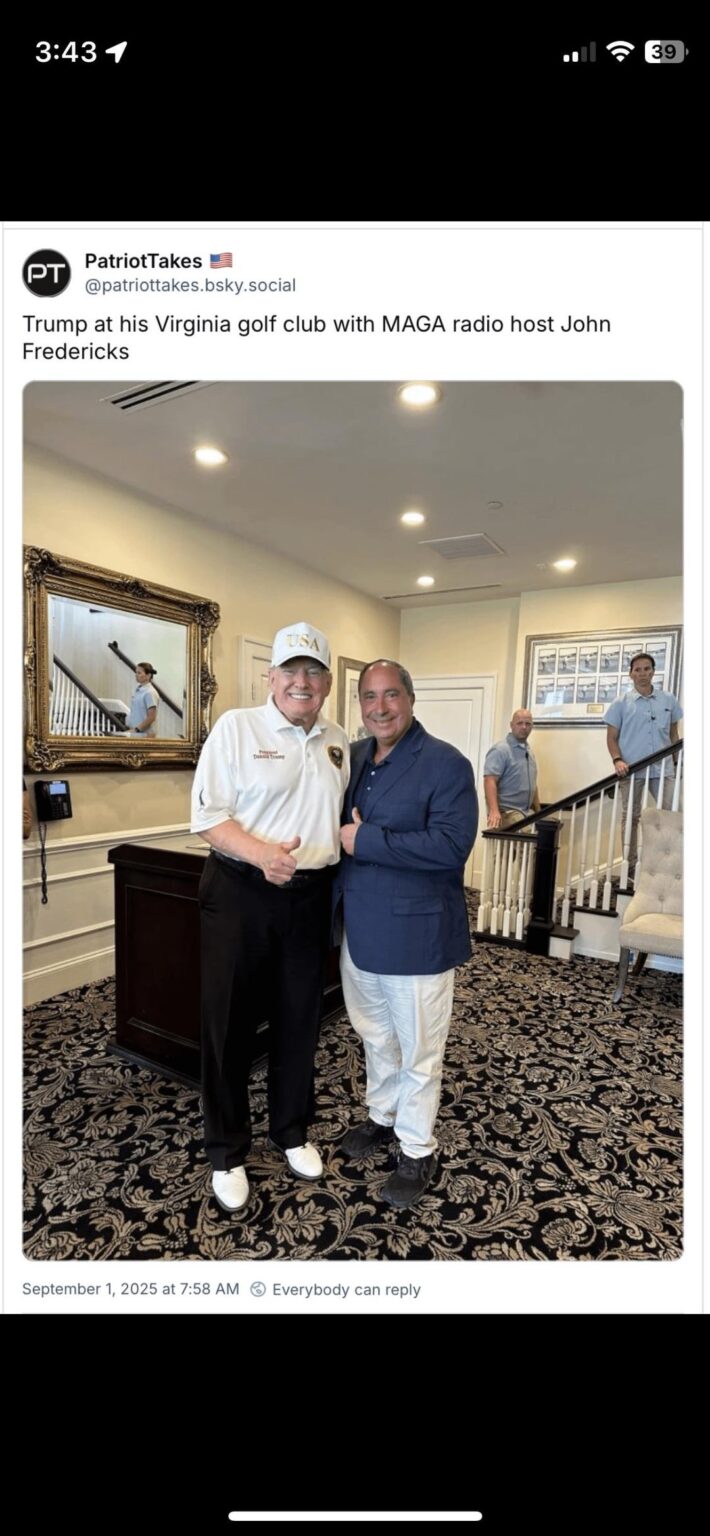 Die neueste Fotoserie „Trump Proof of Life“ nicht legitim. Fredricks hat verschiedene Hemden in den Bildern, weiß gegen schwarz/dunkelblaue Knöpfe