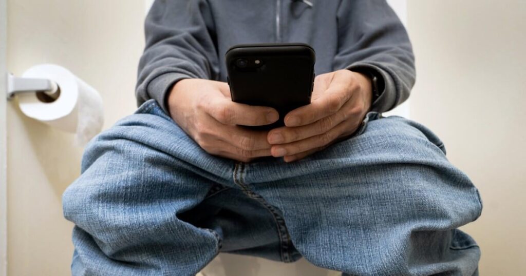 Smartphone -Scrollen auf der Toilette, die mit einem höheren Hämorrhoidenrisiko verbunden ist und das Risiko für Hämorrhoiden um fast 50%erhöht, von zusätzlichen Minuten, die Sie saßen. 66% gaben an, ein Telefon auf der Toilette zu verwenden. 37% blieben länger als 5 Minuten auf der Toilette. Am häufigsten bestand die häufigsten Gründe darin, Nachrichten zu lesen (54%) und soziale Medien (44%). Smartphone -Scrollen auf der Toilette, die mit einem höheren Hämorrhoidenrisiko verbunden ist und das Risiko für Hämorrhoiden um fast 50%erhöht, von zusätzlichen Minuten, die Sie saßen. 66% gaben an, ein Telefon auf der Toilette zu verwenden. 37% blieben länger als 5 Minuten auf der Toilette. Am häufigsten bestand die häufigsten Gründe darin, Nachrichten zu lesen (54%) und soziale Medien (44%).