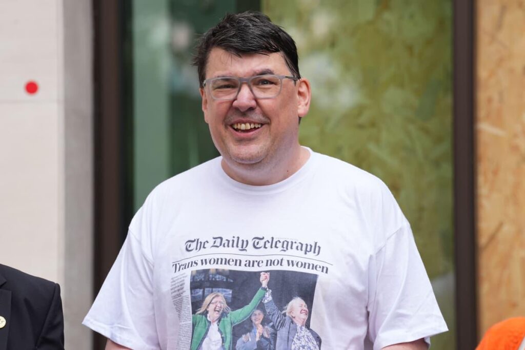 Der Schöpfer von Pater Ted Graham Linehan wurde in Heathrow wegen "Anti-Trans-Posts" verhaftet