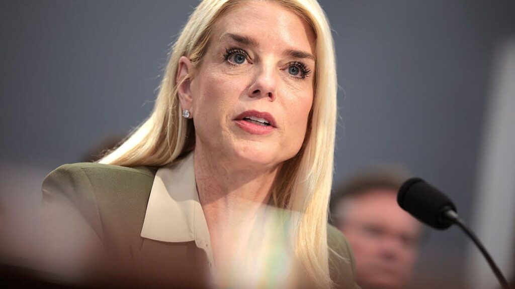 Trump Doj überlegt über Waffenverbot für Transgender