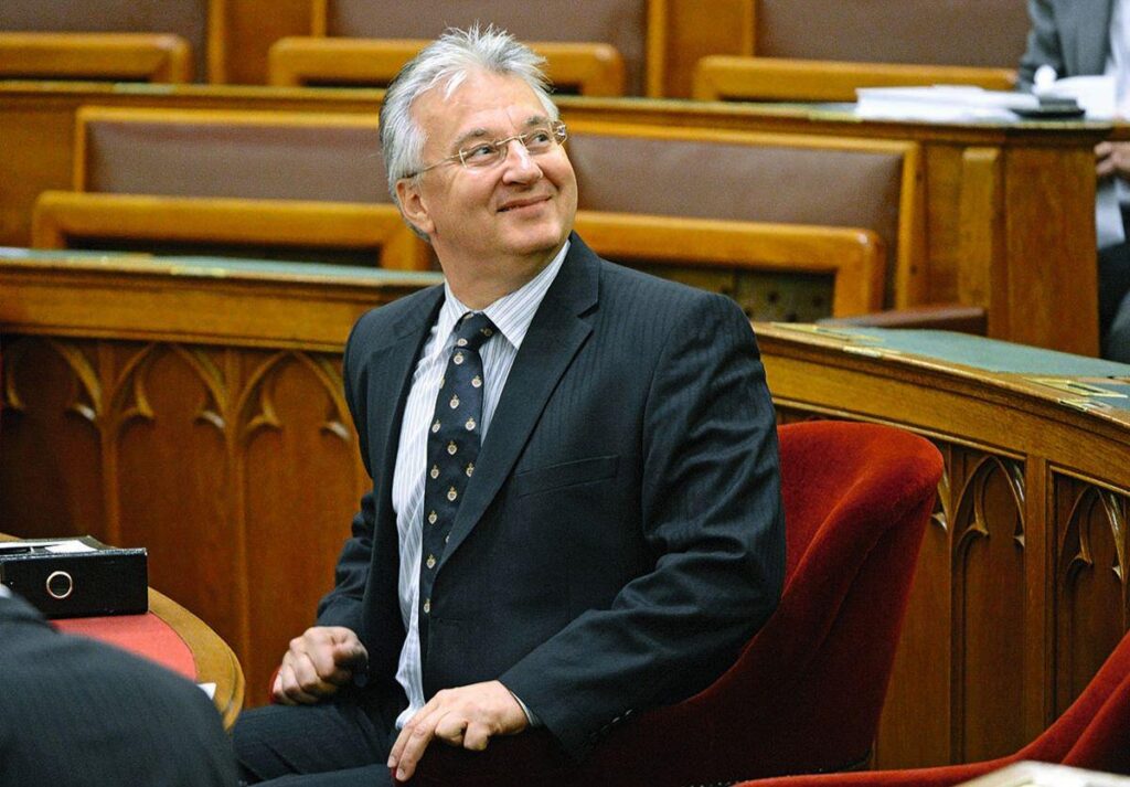 Ist jemand klar, dass die Rede von gestern nur um seine eigene Verteidigung ging, aber unsere liebe Regierung startet keine sinnvollen Lösungen oder Ermittlungen? Nehmen wir an, diese "Schutzrede" war ziemlich schlecht.