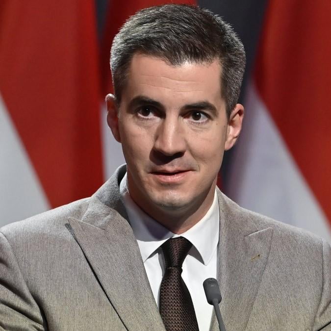Máté Kocsis ist der neuer Zslol Bayer. Sein Blick schlägt nicht nur Bosheit vor, sondern seine Worte waren in letzter Zeit immer mehr eine verzerrte Persönlichkeit. Zero Empathy, angewidert, böse, in der Lage zu allem fähig. Basierend auf meiner persönlichen Erfahrung sind Menschen dieser Art am begeisterten.