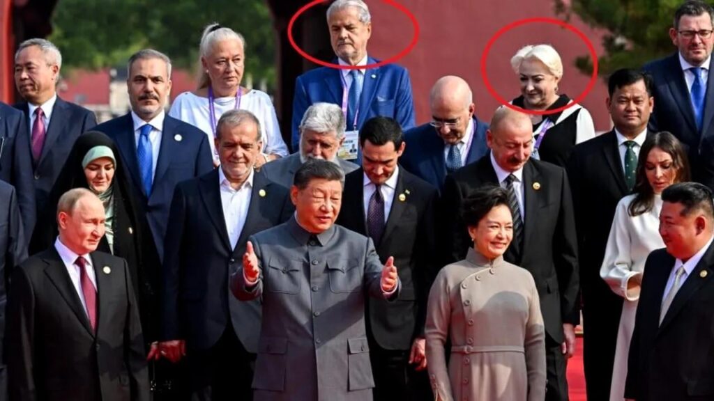 Ehemalige Minister von Rumänien Adrian Năstase und Viorica Dăncilă, Botn von PSD (Sozialdemokratische Partei), die auf dem Foto mit Wladimir Putin, Xi Jinping und Kim Jong a zu sehen sind